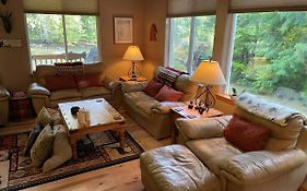 Cozy Riverfront Retreat